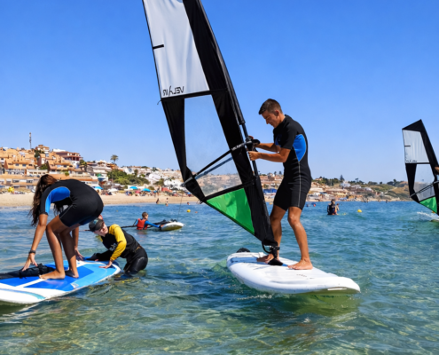 trabajadores de una empresa se divierten en la playa en una salida