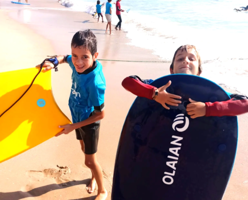 Niños con bodyboard en la orilla en Algeciras Cádiz