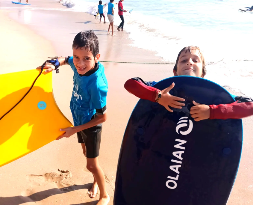 Niños con bodyboard en la orilla en Algeciras Cádiz