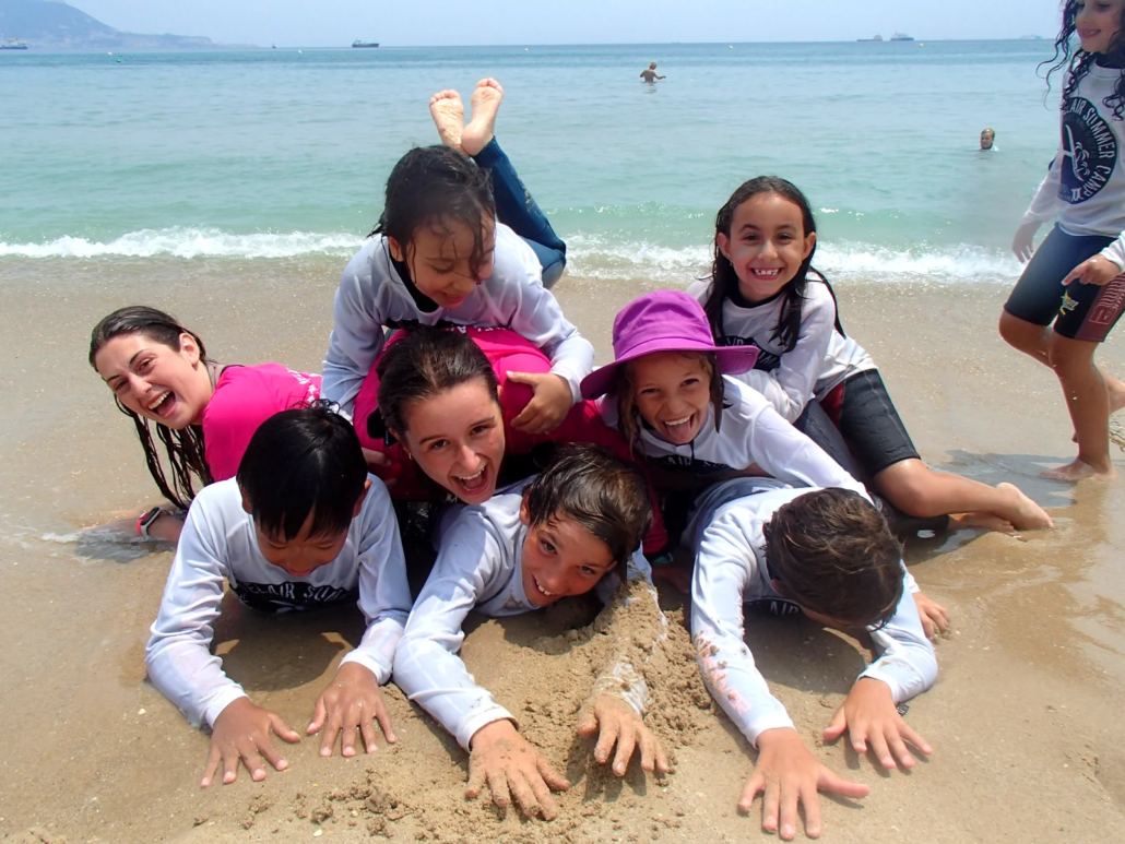 Grupo de niños jugando en la playa en campamento de verano en Getares Algeciras