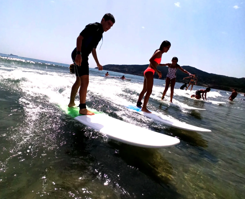 Clase de surf para niños en la playa de Getares Algeciras