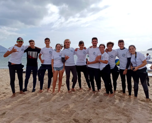 equipo de windsurf de velair getares grupo de adolescentes de entrenamiento de windsurf