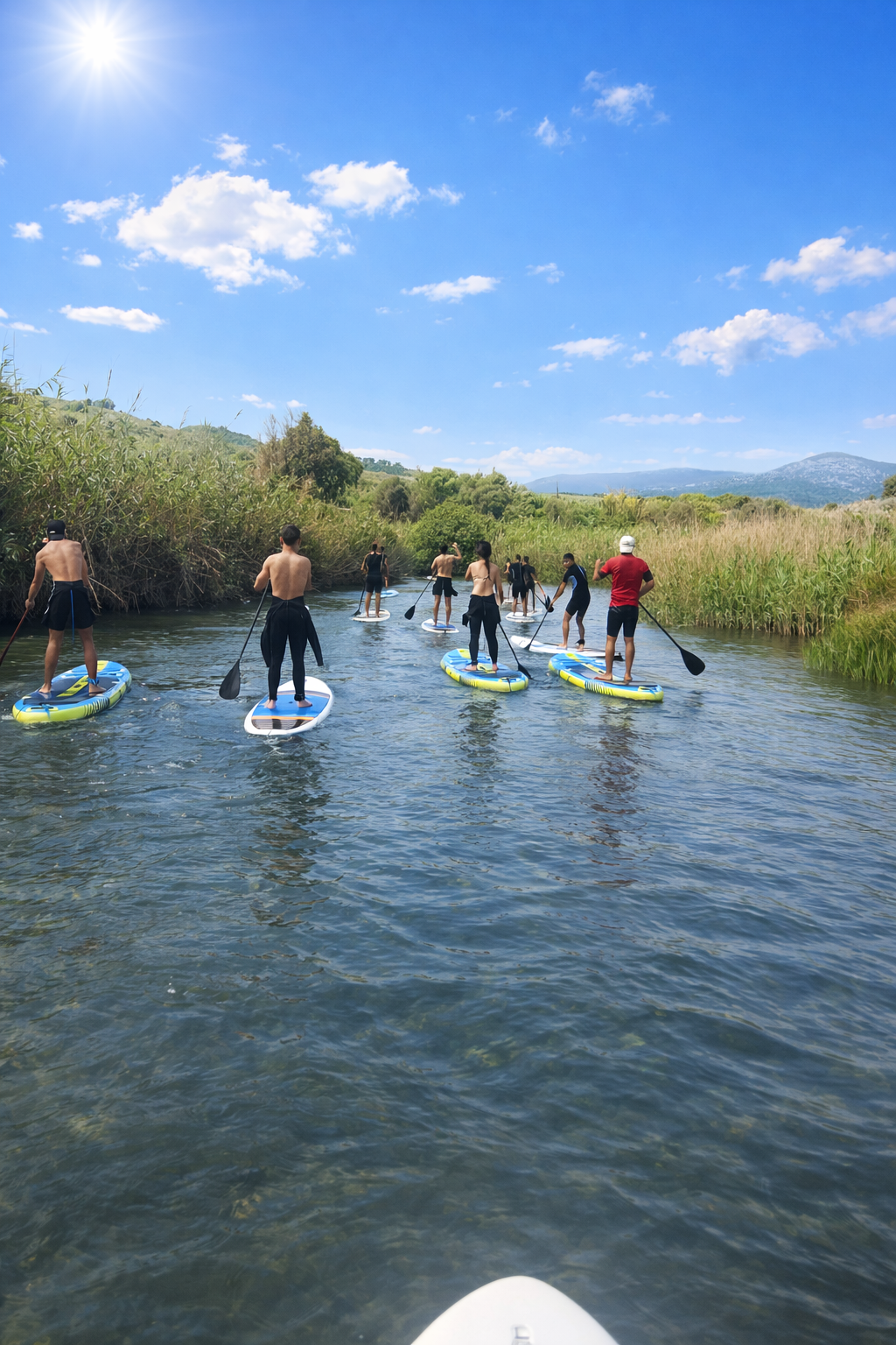grupo de alumnos practicando paddlesurf en una salida escolar del instituto