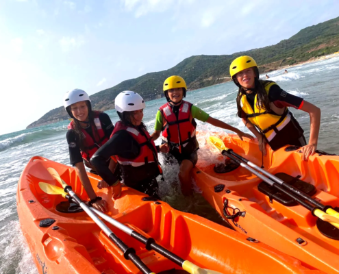 Niños practicando kayak en Getares Algeciras con Velair