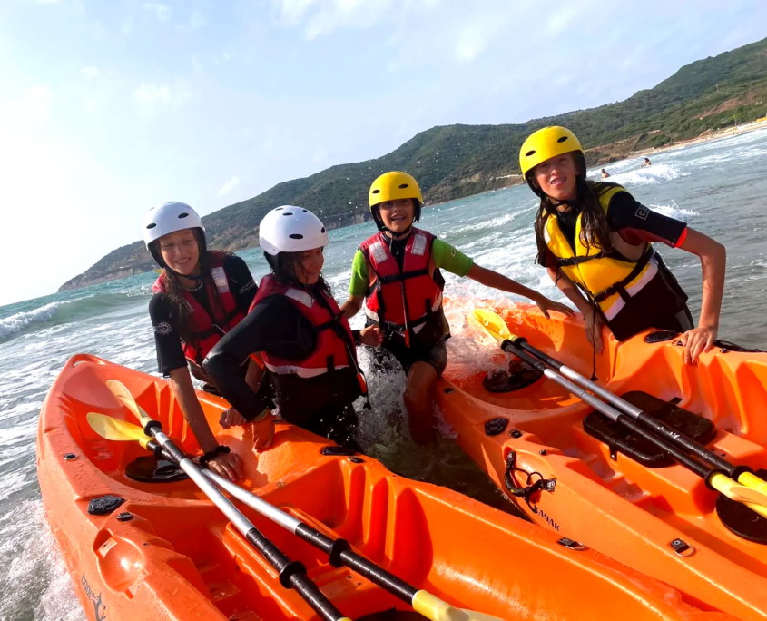 Niños practicando kayak en Getares Algeciras con Velair