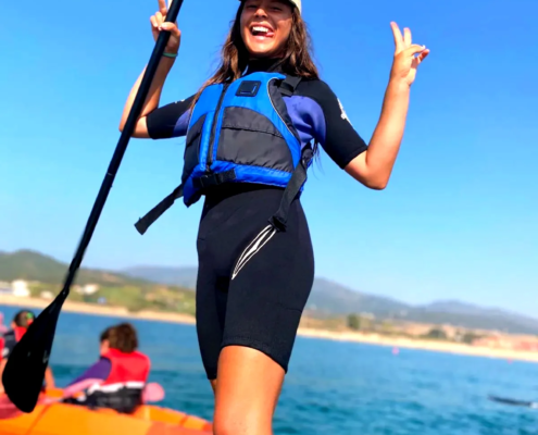 Chica practicando paddle surf en la playa de Getares