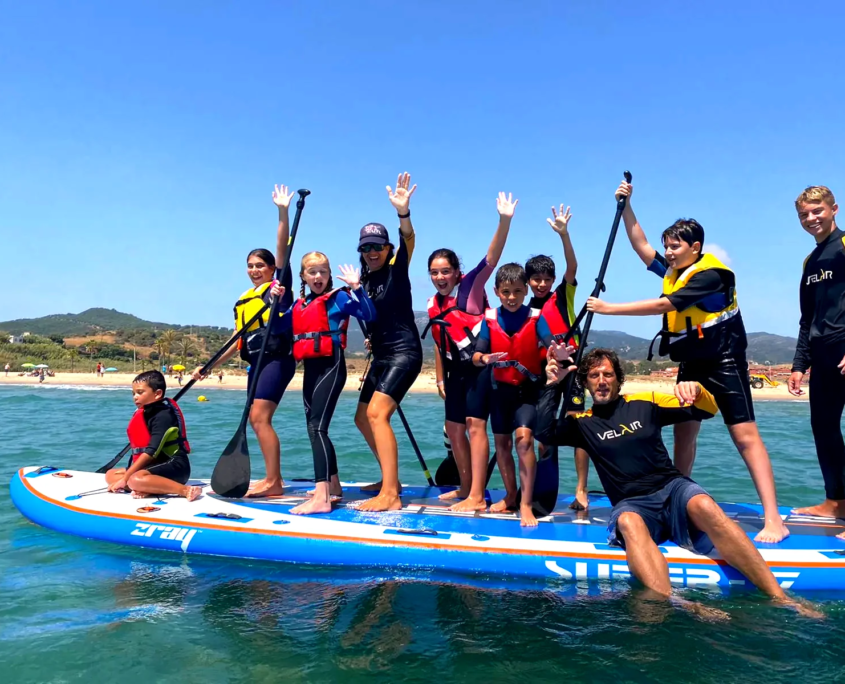 Familia haciendo paddle surf en Getares Algeciras