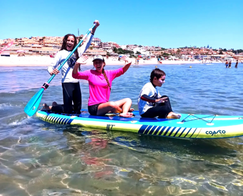 Grupo haciendo paddle surf en Algeciras con monitor Velair