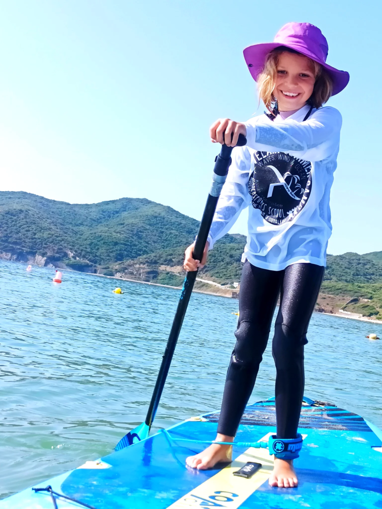 Niña practicando paddle surf en Getares Algeciras con Velair