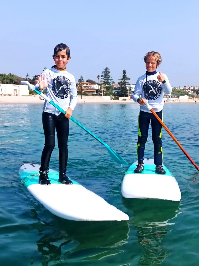 Niños haciendo paddle surf en Getares Algeciras con Velair