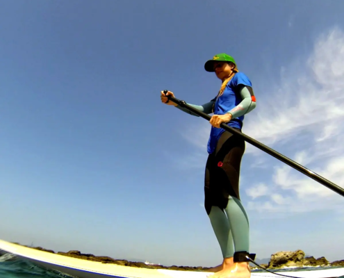 chica haciendo paddle surf en algeciras