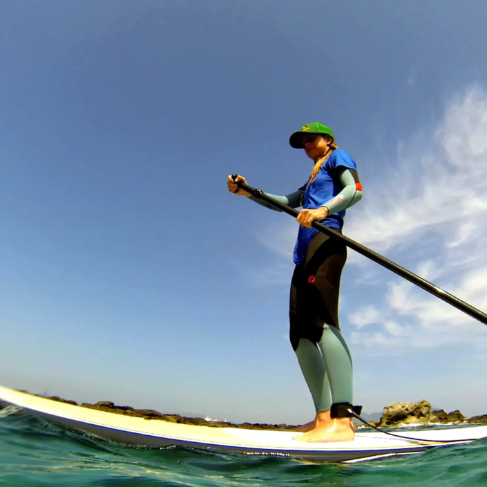 chica haciendo paddle surf en algeciras