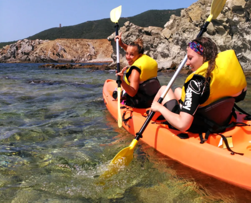 chicas haciendo kayak en algeciras