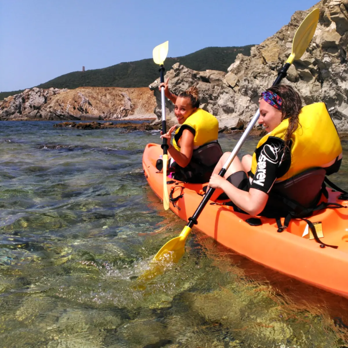 chicas haciendo kayak en algeciras