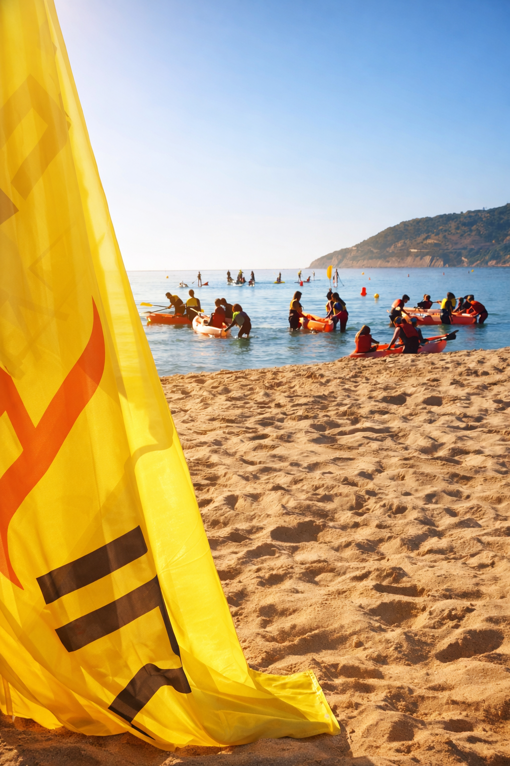 Grupo de empleados disfrutando de un dia en la playa
