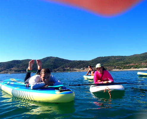 Clase de surf para niños en la playa de Getares Algeciras
