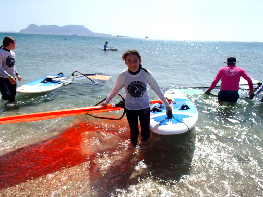 Niños aprendiendo windsurf en Getares Algeciras con Velair