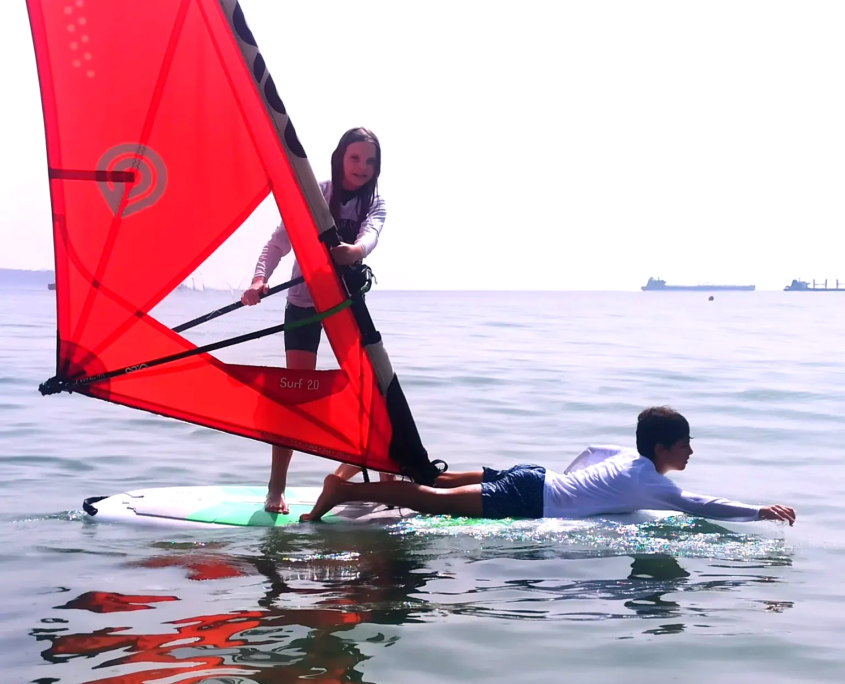 Clase de windsurf para niños en Algeciras con Velair